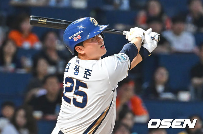 [OSEN=창원, 이석우 기자] 16일 창원NC파크에서 2026 신한 SOL KBO 리그 NC 다이노스와 한화 이글스의 경기가 열렸다. 홈팀 NC는 구창모가, 방문팀 한화는 화이트가 선발 출전했다. NC 다이노스 김형준이 4회말 무사 2,3루 우익수 희생플라이를 치고 있다. 2026.06.16 / foto0307@osen.co.kr