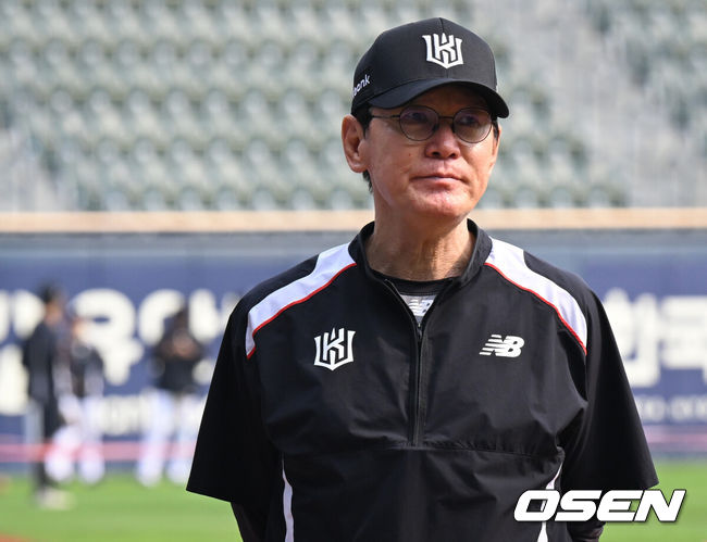 [OSEN=잠실, 조은정 기자]17일 서울 잠실야구장에서 ‘2026 신한 SOL Bank KBO리그’ 두산 베어스와 KT 위즈의 경기가 열린다.홈팀 두산은 타카다를, 방문팀 KT는 사우어를 선발로 내세웠다.KT 이강철 감독이 선수단 훈련을 지켜보고 있다. 2026.06.17 /cej@osen.co.kr