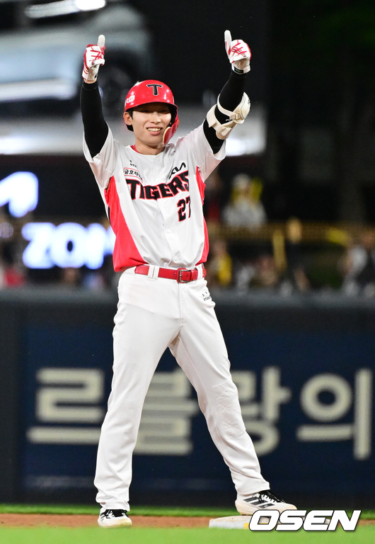 [OSEN=광주, 지형준 기자] 18일 광주-기아 챔피언스필드에서 2026 신한 SOL KBO리그 KIA 타이거즈와 LG 트윈스의 경기가 열렸다.KIA는 좌완 양현종, LG는 외인투수 톨허스트를 선발로 내세웠다.5회말 무사 1,3루에서 KIA 김호령이 동점 2타점 적시 2루타를 날리며 기뻐하고 있다. 2026.06.18 / jpnews@osen.co.kr