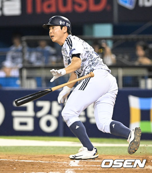 [OSEN=잠실, 조은정 기자]18일 서울 잠실야구장에서 ‘2026 신한 SOL Bank KBO리그’ 두산 베어스와 KT 위즈의 경기가 열렸다.홈팀 두산은 최민석을, 방문팀 KT는 소형준을 선발로 내세웠다.7회말 두산 선두타자 정수빈이 2루타를 날리고 있다. 2026.06.18 /cej@osen.co.kr