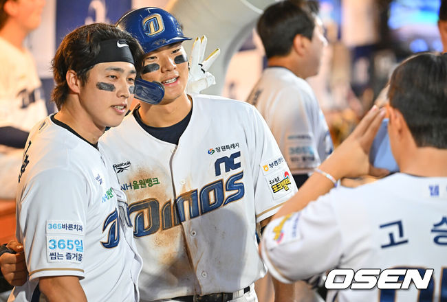 [OSEN=창원, 이석우 기자] 18일 창원NC파크에서 2026 신한 SOL KBO 리그 NC 다이노스와 한화 이글스의 경기가 열렸다. 홈팀 NC는 테일러가, 방문팀 한화는 에르난데스가 선발 출전했다. NC 다이노스 천재환이 5회말 1사 1루 좌월 2점 홈런을 치고 김주원과 기념촬영을 하고 있다. 2026.06.18 / foto0307@osen.co.kr
