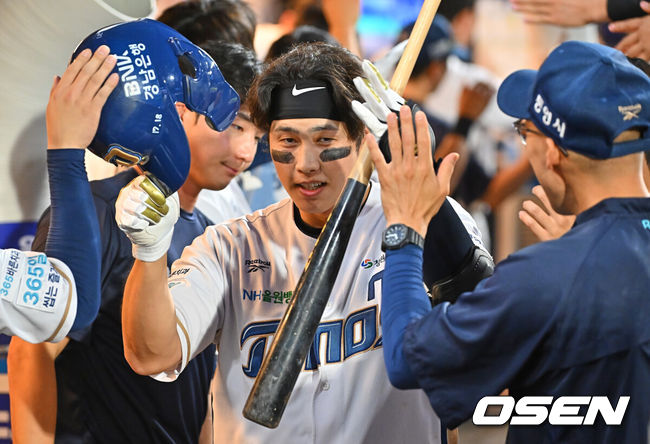 [OSEN=창원, 이석우 기자] 18일 창원NC파크에서 2026 신한 SOL KBO 리그 NC 다이노스와 한화 이글스의 경기가 열렸다. 홈팀 NC는 테일러가, 방문팀 한화는 에르난데스가 선발 출전했다. NC 다이노스 천재환이 5회말 1사 1루 좌월 2점 홈런을 치고 하이파이브를 하고 있다. 2026.06.18 / foto0307@osen.co.kr