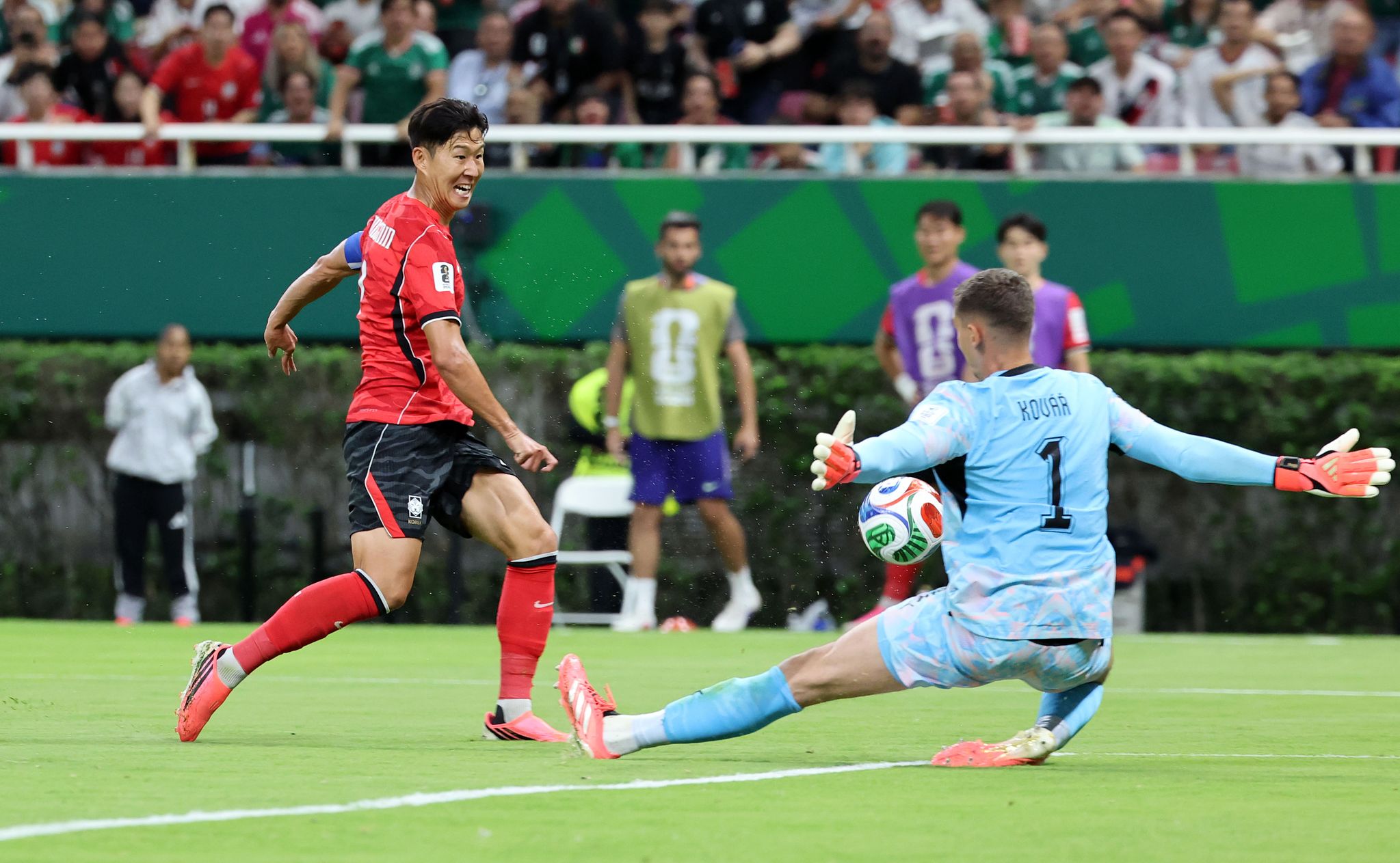 축구대표팀 손흥민이 북중미 월드컵 체코전에서 슈팅을 시도하고 있다. 강정현 기자