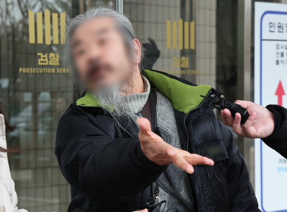 야간외출 제한 명령을 어기고 집을 나섰다 적발돼 전자장치 부착 등에 관한 법률 위반 혐의로 불구속 기소된 아동 성범죄자 조두순이 지난 2024년 3월11일 오전 경기 안산시 수원지방법원 안산지원에서 열린 첫 공판을 마치고 나오며 취재진 질문에 답하고 있다. 연합뉴스