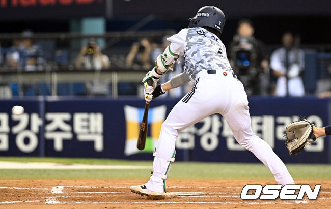 [OSEN=잠실, 조은정 기자]18일 서울 잠실야구장에서 ‘2026 신한 SOL Bank KBO리그’ 두산 베어스와 KT 위즈의 경기가 열렸다.홈팀 두산은 최민석을, 방문팀 KT는 소형준을 선발로 내세웠다.7회말 무사 2루에서 두산 박찬호가 역전 적시타를 날리고 있다. 2026.06.18 /cej@osen.co.kr