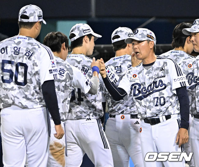 [OSEN=잠실, 조은정 기자]프로야구 두산 베어스는 18일 서울 잠실구장에서 열린 2026 신한 SOL KBO리그 KT 위즈와의 시즌 9차전에서 2-1로 승리했다.두산은 2연패에서 탈출하며 시즌 34승 2무 33패를 기록했다. 반면 4연승 상승세가 끊긴 KT는 40승 1무 26패가 됐다. 주중 3연전을 2승 1패 위닝시리즈로 마쳤다.두산 김원형 감독이 박찬호와 승리를 기뻐하고 있다. 2026.06.18 /cej@osen.co.kr