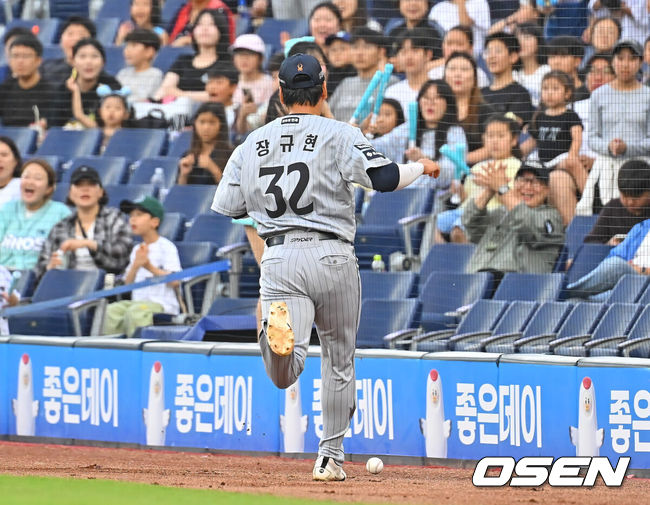 [OSEN=창원, 이석우 기자] 18일 창원NC파크에서 2026 신한 SOL KBO 리그 NC 다이노스와 한화 이글스의 경기가 열렸다. 홈팀 NC는 테일러가, 방문팀 한화는 에르난데스가 선발 출전했다. 한화 이글스 장규현이 1회말 NC 다이노스 김주원의 1루 땅볼을 잡지 못하고 있다. 2026.06.18 / foto0307@osen.co.kr