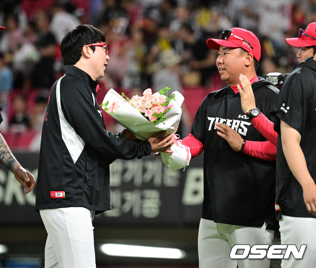 [OSEN=광주, 지형준 기자] KIA타이거즈가 선두를 상대로 위닝시리즈를 낚았다. 18일 광주-기아 챔피언스필드에서 열린 2026 신한은행 SOL bank KBO리그 LG트윈스와의 팀간 11차전을 4-2로 역전승을 했다. 전날에 이어 이틀연속 한 점차 승리를 거두며 시리즈 우세를 가졌다. 양현종이 통산 190승을 따냈고 김호령이 2타점 2루타, 김도영은 이틀연속 결승타를 쳤다. 경기를 마치고 개인 통산 190승을 거둔 KIA 양현종이 이범호 감독의 축하를 받고 있다. 2026.06.18 / jpnews@osen.co.kr