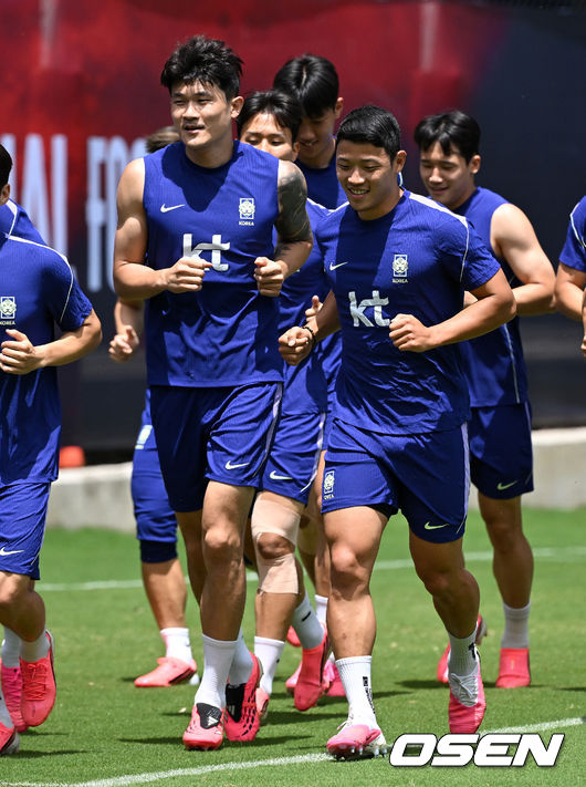 [OSEN=사포판(멕시코), 이대선 기자] 홍명보 감독이 이끄는 대한민국 축구국가대표팀이 16일(한국시각) 멕시코 과달라하라 인근 사포판의 치바스 베르데 바예에서 훈련을 진행했다.대표팀은 전날 A조 1차전에서 체코를 상대로 2-1 역전승을 거뒀다. 남아프리카공화국을 2-0으로 제압한 개최국 멕시코에 이은 조2위다.대한민국 김민재, 황희찬이 러닝 훈련을 하고 있다. 2026.06.16 /sunday@osen.co.kr
