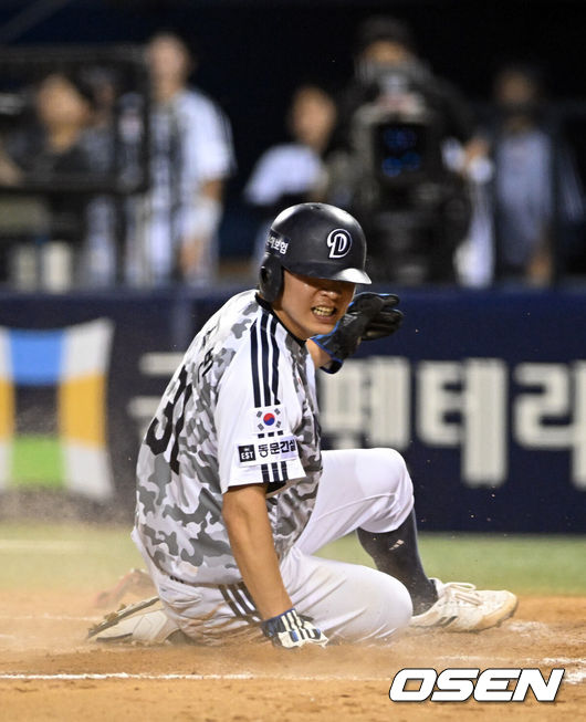[OSEN=잠실, 조은정 기자]18일 서울 잠실야구장에서 ‘2026 신한 SOL Bank KBO리그’ 두산 베어스와 KT 위즈의 경기가 열렸다.홈팀 두산은 최민석을, 방문팀 KT는 소형준을 선발로 내세웠다.7회말 무사 2루에서 두산 박찬호의 역전 적시타에 정수빈이 득점을 올리고 있다. 2026.06.18 /cej@osen.co.kr