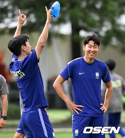 [OSEN=사포판(멕시코), 이대선 기자] 홍명보 감독이 이끄는 대한민국 축구국가대표팀이 18일(한국시각) 멕시코 과달라하라 인근 사포판의 치바스 베르데 바예에서 훈련을 진행했다.대한민국 축구대표팀은 19일 오전 10시(한국시간) 개최국 멕시코를 상대로 A조 조별리그 2차전을 갖는다.대한민국 손흥민이 순발력 훈련에서 황인범에게 패하며 미소짓고 있다. 2026.06.18 /sunday@osen.co.kr