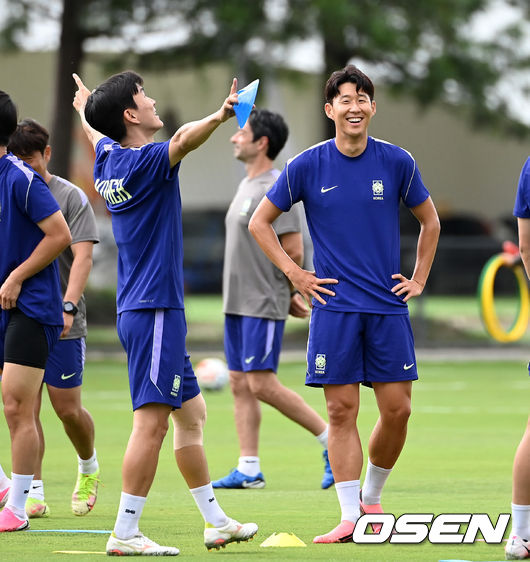 [OSEN=사포판(멕시코), 이대선 기자] 홍명보 감독이 이끄는 대한민국 축구국가대표팀이 18일(한국시각) 멕시코 과달라하라 인근 사포판의 치바스 베르데 바예에서 훈련을 진행했다.대한민국 축구대표팀은 19일 오전 10시(한국시간) 개최국 멕시코를 상대로 A조 조별리그 2차전을 갖는다.대한민국 손흥민이 순발력 훈련에서 황인범에게 패하며 미소짓고 있다. 2026.06.18 /sunday@osen.co.kr