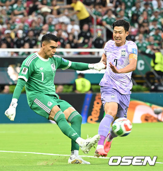 [OSEN=과달라하라(멕시코), 이대선 기자] 19일 (한국시각) 멕시코 에스타디오 과달라하라에서 2026 국제축구연맹(FIFA) 북중미 월드컵 A조 조별리그 2차전 대한민국과 멕시코의 경기가 열렸다.체코를 상대로 2-1 역전승을 거둔 한국은 멕시코전 승리와 함께 조 1위 도약을 노린다. 멕시코 역시 남아프리카공화국을 2-0으로 꺾고 승점 3점을 확보했다. 랑헬 골키퍼가 손흥민에 앞서 공을 걷어내고 있다. 2026.06.19 /sunday@osen.co.kr