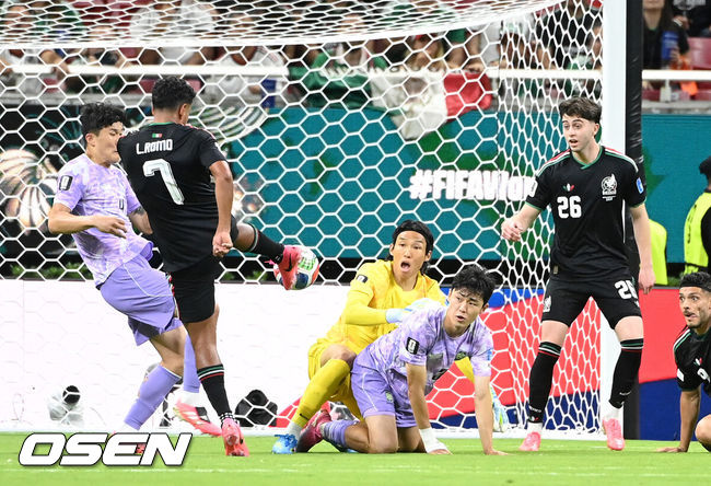 [OSEN=과달라하라(멕시코), 이대선 기자] 19일 (한국시각) 멕시코 에스타디오 과달라하라에서 2026 국제축구연맹(FIFA) 북중미 월드컵 A조 조별리그 2차전 대한민국과 멕시코의 경기가 열렸다.체코를 상대로 2-1 역전승을 거둔 한국은 멕시코전 승리와 함께 조 1위 도약을 노린다. 멕시코 역시 남아프리카공화국을 2-0으로 꺾고 승점 3점을 확보했다. 후반 한국이 김승규 골키퍼의 실책으로 실점 하고 있다. 2026.06.19 /sunday@osen.co.kr