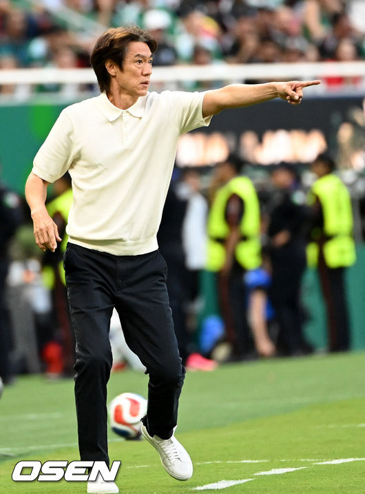[OSEN=과달라하라(멕시코), 이대선 기자] 19일 (한국시각) 멕시코 에스타디오 과달라하라에서 2026 국제축구연맹(FIFA) 북중미 월드컵 A조 조별리그 2차전 대한민국과 멕시코의 경기가 열렸다.체코를 상대로 2-1 역전승을 거둔 한국은 멕시코전 승리와 함께 조 1위 도약을 노린다. 멕시코 역시 남아프리카공화국을 2-0으로 꺾고 승점 3점을 확보했다.전반 홍명보 감독이 작전지시를 하고 있다. 2026.06.19 /sunday@osen.co.kr