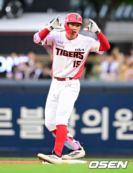 [OSEN=광주, 지형준 기자] 18일 광주-기아 챔피언스필드에서 2026 신한 SOL KBO리그 KIA 타이거즈와 LG 트윈스의 경기가 열렸다. 1회말 1사에서 KIA 박재현이 우중간 2루타를 날리며 기뻐하고 있다. 2026.06.18/ jpnews@osen.co.kr