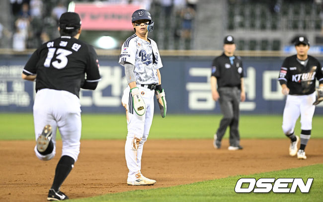 [OSEN=잠실, 조은정 기자]18일 서울 잠실야구장에서 ‘2026 신한 SOL Bank KBO리그’ 두산 베어스와 KT 위즈의 경기가 열렸다.홈팀 두산은 최민석을, 방문팀 KT는 소형준을 선발로 내세웠다.7회말 무사 2루에서 두산 조수행 타석 때 박찬호가 도루실패로 아웃되고 있다. 2026.06.18 /cej@osen.co.kr
