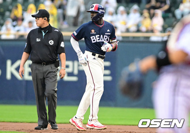 [OSEN=잠실, 조은정 기자]19일 서울 잠실야구장에서 ‘2026 신한 SOL Bank KBO리그’ LG 트윈스와 두산 베어스의 경기가 열렸다.홈팀 LG는 이정용을, 방문팀 두산은 벤자민을 선발로 내세웠다.1회초 1사 1,2루에서 두산 카메론의 선취 적시타를 날린 뒤 베이스를 밟고 있다. 2026.06.19 /cej@osen.co.kr