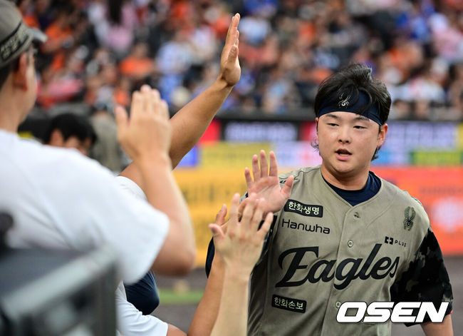 [OSEN=대전, 지형준 기자] 19일 대전 한화생명 볼파크에서 2026 신한 SOL KBO리그 한화 이글스와 삼성 라이온즈의 경기가 열렸다.6연패에 빠진 한화는 박준영, 5연승을 질주 중인 삼성은 아리엘 후라도을 선발로 내세웠다.1회말 무사 2루에서 한화 이도윤이 페라자의 우익수 플라이에 김성윤의 송구가 더그아웃으로 들어가며 득점에 성공하고 있다. 2026.06.19/ jpnews@osen.co.kr