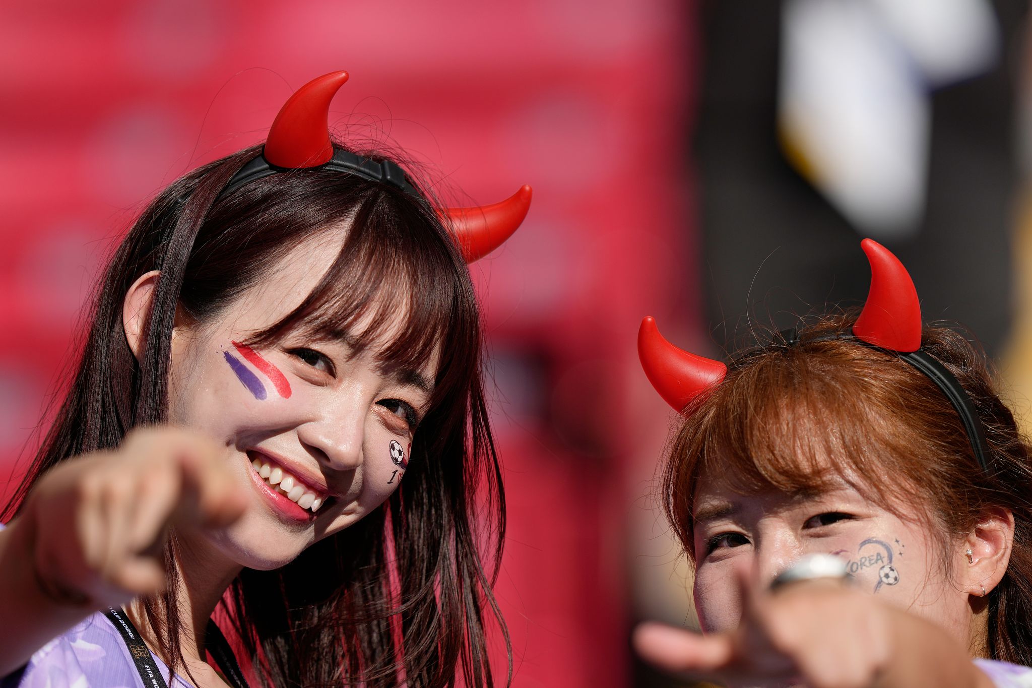 한국 축구팬들이 조별리그 A조 한국과 멕시코 경기가 열린 18일(현지시간) 멕시코 자포리안에서 승리를 기원하고 있다. AP