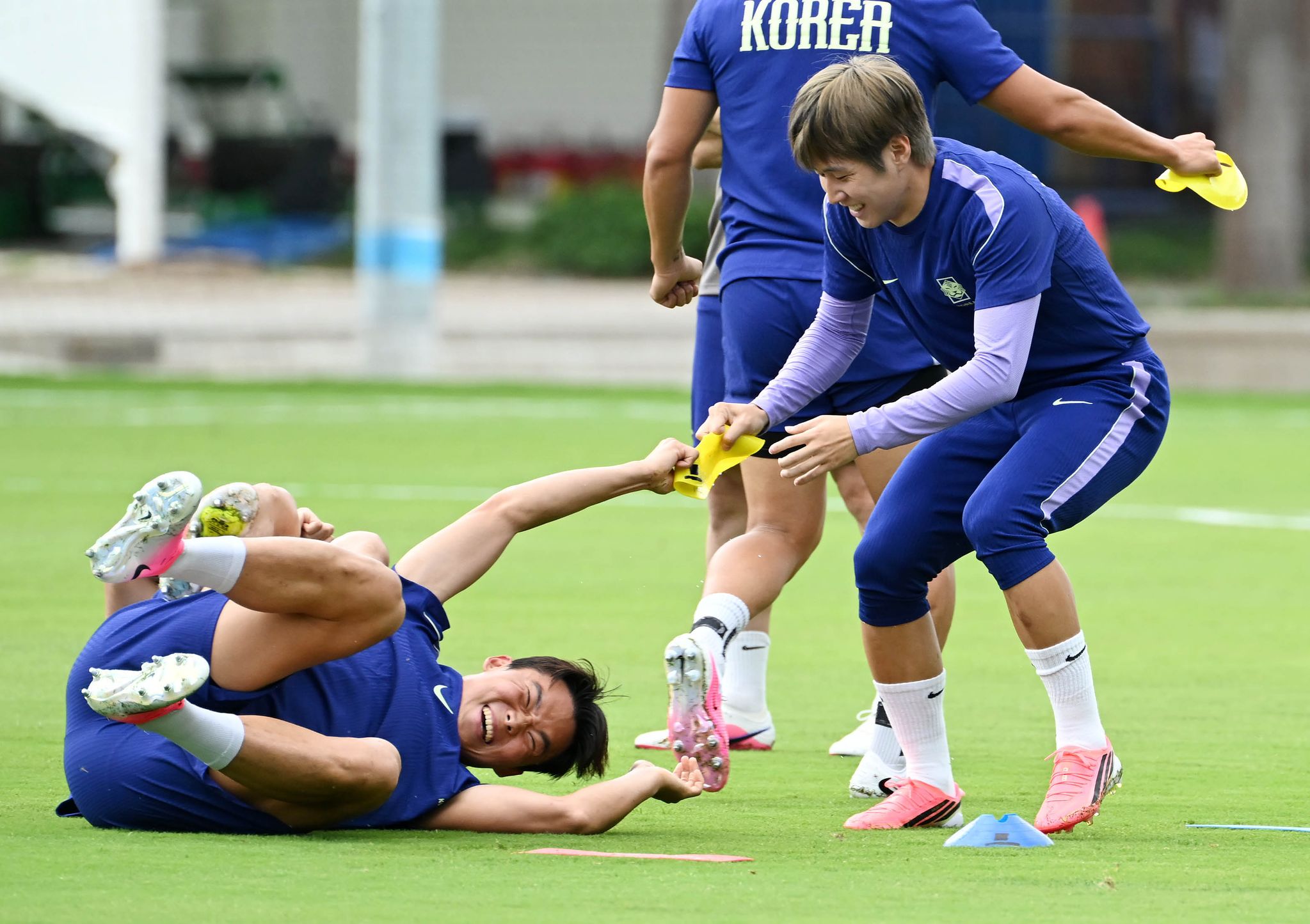 축구대표팀 이강인(오른쪽)과 오현규가 훈련 도중 장난을 치고 있다. 강정현 기자