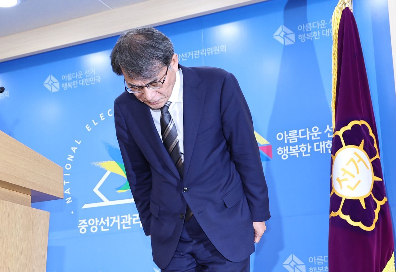 노태악 중앙선거관리위원장이 5일 오후 경기 과천 중앙선관위에서 ‘투표용지 부족 사태’ 관련 대국민 사과에 앞서 고개를 숙이고 있다. 뉴스1