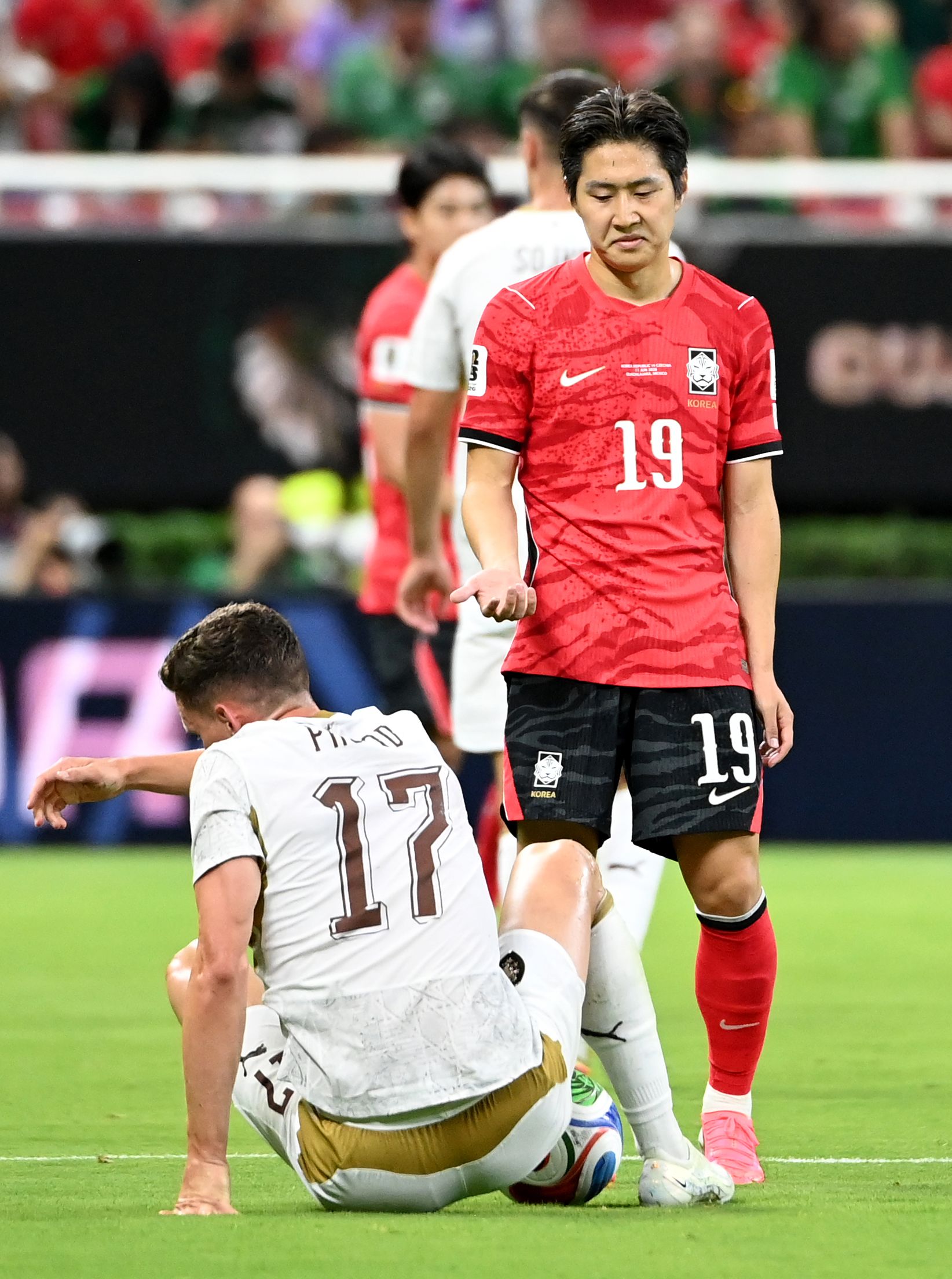 축구대표팀 이강인(오른쪽)이 북중미 월드컵 체코전에서 넘어진 프로보드에게 일어나라며 손짓하고 있다. 강정현 기자
