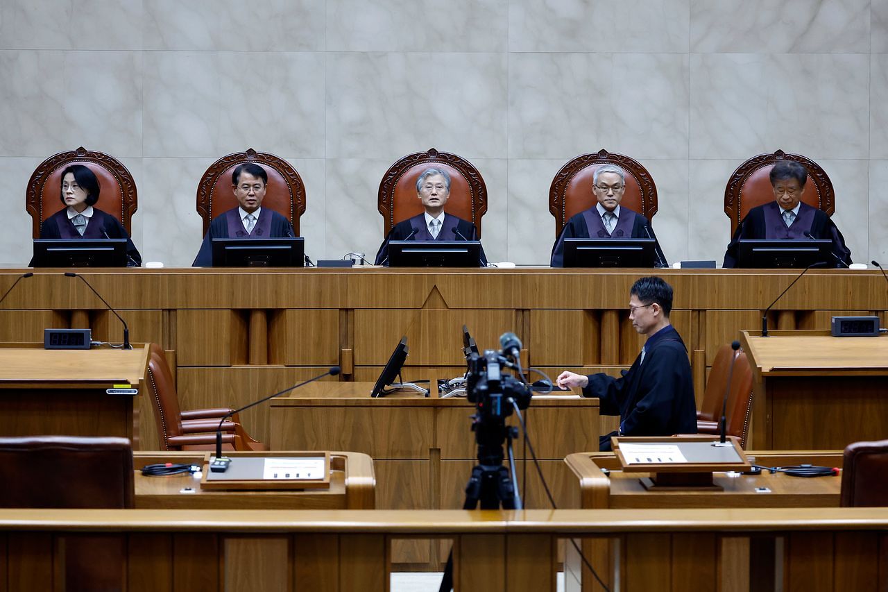 조희대 대법원장(가운데)과 대법관들이 3월 19일 오후 서울 서초구 대법원 대법정에 전원합의체 선고를 위해 착석해 있다. 뉴스1