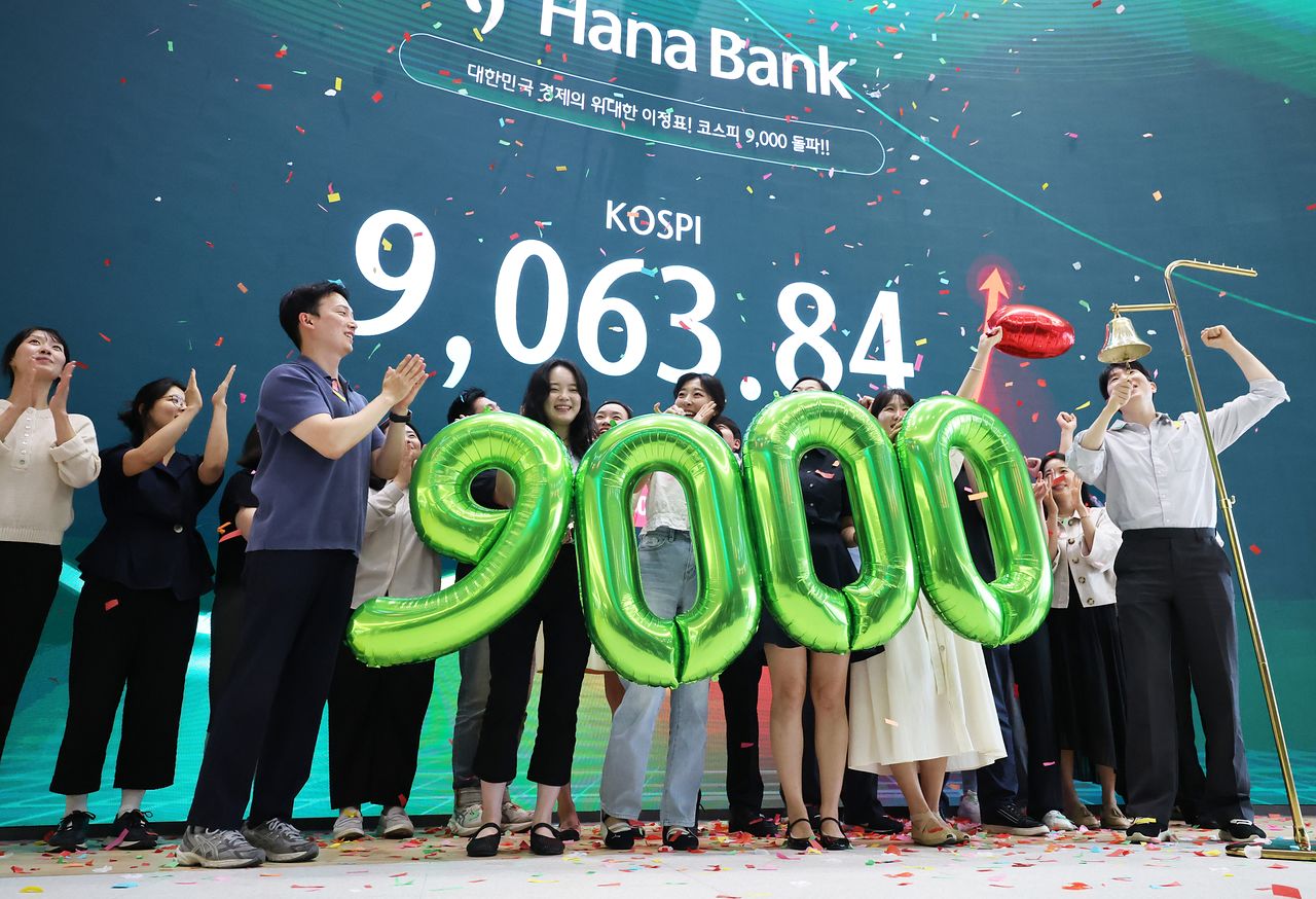 코스피가 사상 처음으로 9000포인트를 돌파 마감한 18일 서울 중구 하나은행 딜링룸.  이날 코스피는 전 거래일 대비 199.60포인트(2.25%) 오른 9063.84로 마감했다. 공동취재=뉴스1