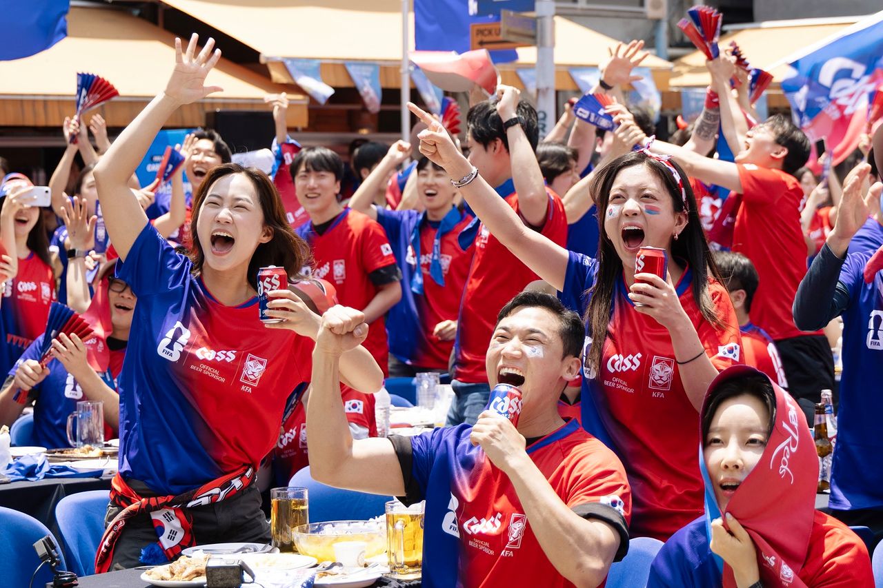 지난 12일 제일기획과 카스가 진행한 '와이드 컵' 행사에서 북중미 월드컵 한국과 체코의 경기를 시민들이 응원하고 있다. 사진 제일기획 