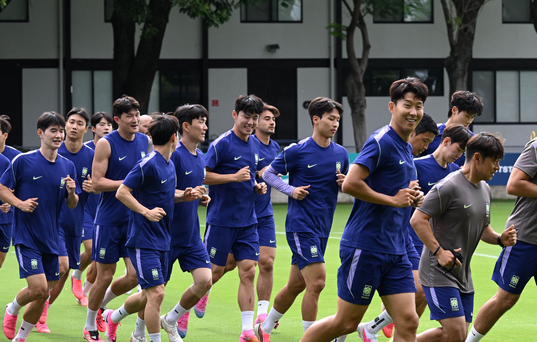 손흥민을 비롯한 축구 대표팀이 멕시코전을 하루 앞둔 18일(한국시간) 과달라하라 베이스캠프에서 조깅을 하며 몸을 풀고 있다. 한국은 체코에 이어 멕시코전도 과달라하라에서 치른다. 강정현 기자