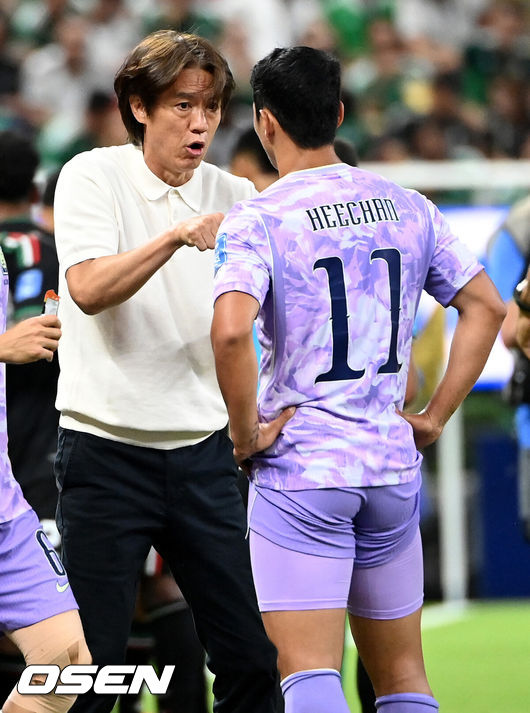 [OSEN=과달라하라(멕시코), 이대선 기자] 19일 (한국시각) 멕시코 에스타디오 과달라하라에서 2026 국제축구연맹(FIFA) 북중미 월드컵 A조 조별리그 2차전 대한민국과 멕시코의 경기가 열렸다.체코를 상대로 2-1 역전승을 거둔 한국은 멕시코전 승리와 함께 조 1위 도약을 노린다. 멕시코 역시 남아프리카공화국을 2-0으로 꺾고 승점 3점을 확보했다.후반 교체로 들어가는 황희찬에게 홍명보 감독이 작전지시를 하고 있다. 2026.06.19 /sunday@osen.co.kr