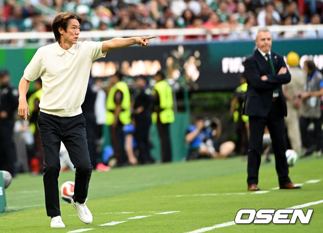 [OSEN=과달라하라(멕시코), 이대선 기자] 19일 (한국시각) 멕시코 에스타디오 과달라하라에서 2026 국제축구연맹(FIFA) 북중미 월드컵 A조 조별리그 2차전 대한민국과 멕시코의 경기가 열렸다.체코를 상대로 2-1 역전승을 거둔 한국은 멕시코전 승리와 함께 조 1위 도약을 노린다. 멕시코 역시 남아프리카공화국을 2-0으로 꺾고 승점 3점을 확보했다.전반 홍명보 감독이 작전지시를 하고 있다. 2026.06.19 /sunday@osen.co.kr