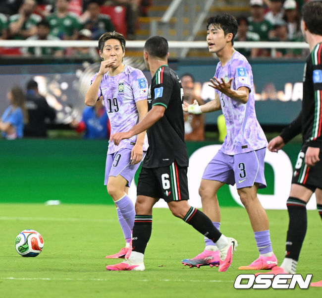 [OSEN=과달라하라(멕시코), 이대선 기자] 19일 (한국시각) 멕시코 에스타디오 과달라하라에서 2026 국제축구연맹(FIFA) 북중미 월드컵 A조 조별리그 2차전 대한민국과 멕시코의 경기가 열렸다.체코를 상대로 2-1 역전승을 거둔 한국은 멕시코전 승리와 함께 조 1위 도약을 노린다. 멕시코 역시 남아프리카공화국을 2-0으로 꺾고 승점 3점을 확보했다.전반 이강인이 멕시코 리라의 도발에 넘어가지 않고 있다. 2026.06.19 /sunday@osen.co.kr