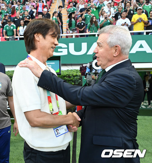 [OSEN=과달라하라(멕시코), 이대선 기자] 19일 (한국시각) 멕시코 에스타디오 과달라하라에서 2026 국제축구연맹(FIFA) 북중미 월드컵 A조 조별리그 2차전 대한민국과 멕시코의 경기가 열렸다.체코를 상대로 2-1 역전승을 거둔 한국은 멕시코전 승리와 함께 조 1위 도약을 노린다. 멕시코 역시 남아프리카공화국을 2-0으로 꺾고 승점 3점을 확보했다.홍명보 감독이 아기레 감독과 인사를 하고 있다. 2026.06.19 /sunday@osen.co.kr