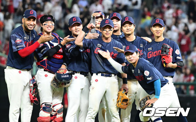 [OSEN=인천, 최규한 기자] 17일 인천 SSG랜더스필드에서 ‘2026 신한 SOL Bank KBO리그’ SSG 랜더스와 롯데 자이언츠의 경기가 열렸다.이날 경기는 접전 끝에 롯데가 2-1로 승리하며 2연승을 달렸다.경기를 마치고 승리한 롯데 선수들이 포즈를 취하고 있다. 2026.06.17 / dreamer@osen.co.kr