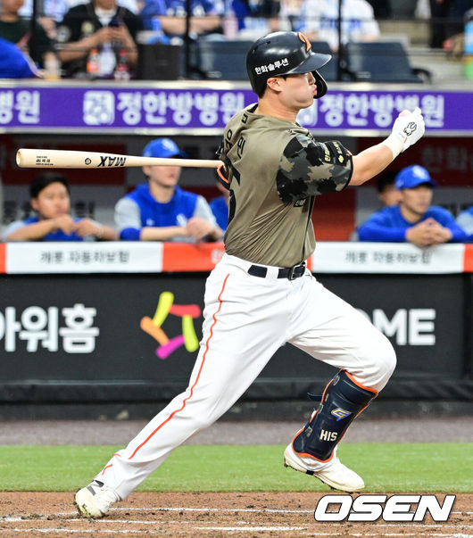 [OSEN=대전, 지형준 기자] 19일 대전 한화생명 볼파크에서 2026 신한 SOL KBO리그 한화 이글스와 삼성 라이온즈의 경기가 열렸다.6연패에 빠진 한화는 박준영, 5연승을 질주 중인 삼성은 아리엘 후라도을 선발로 내세웠다.2회말 2사에서 한화 유민이 좌전 안타를 날리고 있다. 2026.06.19/ jpnews@osen.co.kr