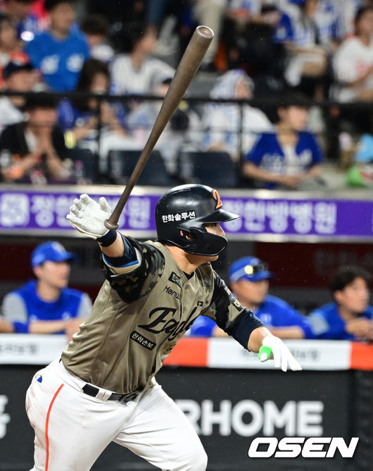 [OSEN=대전, 지형준 기자] 19일 대전 한화생명 볼파크에서 2026 신한 SOL KBO리그 한화 이글스와 삼성 라이온즈의 경기가 열렸다.6연패에 빠진 한화는 박준영, 5연승을 질주 중인 삼성은 아리엘 후라도을 선발로 내세웠다.6회말 무사에서 한화 문현빈이 중전 안타를 날리고 있다. 2026.06.19/ jpnews@osen.co.kr
