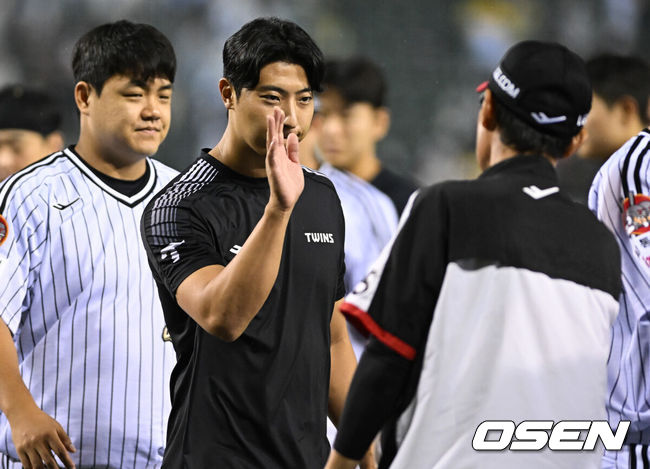 [OSEN=잠실, 조은정 기자]프로야구 LG 트윈스가 두산 베어스를 꺾고 2연패에서 벗어났다.LG는 19일 서울 잠실구장에서 열린 2026 KBO리그 두산과 경기에서 3-2 역전승을 거뒀다.프로 통산 2번째로 톱타자로 출장한 송찬의는 역전 결승 투런 홈런을 포함해 4타수 4안타 2타점 2득점으로 맹활약했다.LG 이정용이 염경엽 감독과 승리를 기뻐하고 있다. 2026.06.19 /cej@osen.co.kr