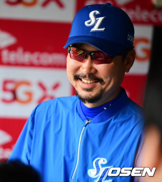 [OSEN=인천, 지형준 기자] 9일 오후 인천 SK행복드림구장에서 ‘2019년 신한은행 마이카 KBO리그’ SK 와이번스와 삼성 라이온즈의 경기가 열린다.경기에 앞서 삼성 김한수 감독이 취재진과 이야기를 나누며 미소짓고 있다. /jpnews@osen.co.kr