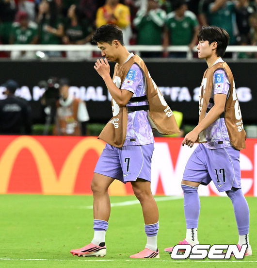 [OSEN=과달라하라(멕시코), 이대선 기자] 홍명보 감독이 이끄는 대한민국 축구대표팀은 19일 오전 10시(이하 한국시간) 멕시코 과달라하라의 에스타디오 과달라하라에서 열린 2026 국제축구연맹(FIFA) 북중미 월드컵 조별리그 A조 2차전에서 멕시코에 0-1로 패했다.이로써 한국은 1승 1패, 승점 3으로 멕시코(승점 6)에 이어 조 2위가 됐다. 체코와 남아프리카공화국이 나란히 승점 1에 머물러 있는 만큼 한국은 남아공과 최종전에서 무승부만 거둬도 조 2위를 확보할 수 있다.경기 종료 후 대한민국 손흥민이 패배에 아쉬워하 있다. 2026.06.19 /sunday@osen.co.kr
