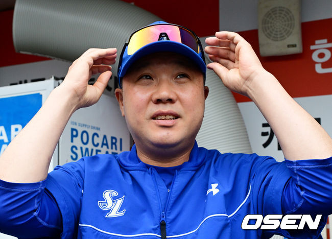 [OSEN=대전, 지형준 기자] 19일 대전 한화생명 볼파크에서 2026 신한 SOL KBO리그 한화 이글스와 삼성 라이온즈의 경기가 열린다.6연패에 빠진 한화는 박준영, 5연승을 질주 중인 삼성은 아리엘 후라도을 선발로 내세운다.경기에 앞서 삼성 박진만 감독이 취재진과 이야기를 나누고 있다. 2026.06.19/ jpnews@osen.co.kr