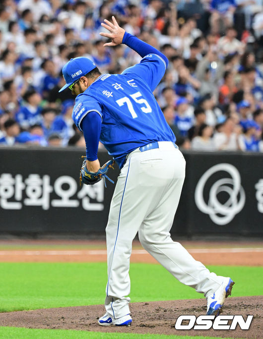 [OSEN=대전, 지형준 기자] 19일 대전 한화생명 볼파크에서 2026 신한 SOL KBO리그 한화 이글스와 삼성 라이온즈의 경기가 열렸다.6연패에 빠진 한화는 박준영, 5연승을 질주 중인 삼성은 아리엘 후라도을 선발로 내세웠다.2회말 2사에서 삼성 후라도가 한화 유민에게 좌전 안타를 허용하며 아쉬워하고 있다. 2026.06.19/ jpnews@osen.co.kr