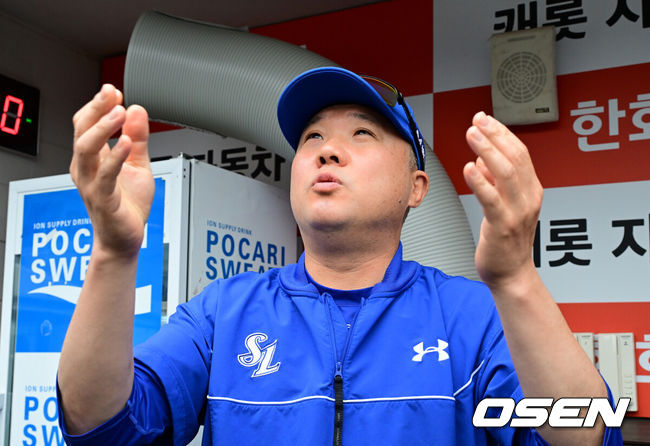 [OSEN=대전, 지형준 기자] 19일 대전 한화생명 볼파크에서 2026 신한 SOL KBO리그 한화 이글스와 삼성 라이온즈의 경기가 열린다.6연패에 빠진 한화는 박준영, 5연승을 질주 중인 삼성은 아리엘 후라도을 선발로 내세운다.경기에 앞서 삼성 박진만 감독이 취재진과 이야기를 나누고 있다. 2026.06.19/ jpnews@osen.co.kr