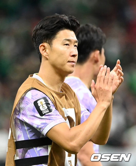 [OSEN=과달라하라(멕시코), 이대선 기자] 홍명보 감독이 이끄는 대한민국 축구대표팀은 19일 오전 10시(이하 한국시간) 멕시코 과달라하라의 에스타디오 과달라하라에서 열린 2026 국제축구연맹(FIFA) 북중미 월드컵 조별리그 A조 2차전에서 멕시코에 0-1로 패했다.이로써 한국은 1승 1패, 승점 3으로 멕시코(승점 6)에 이어 조 2위가 됐다. 체코와 남아프리카공화국이 나란히 승점 1에 머물러 있는 만큼 한국은 남아공과 최종전에서 무승부만 거둬도 조 2위를 확보할 수 있다.경기 종료 후 대한민국 손흥민이 관중석을 향해 인사를 하고 있다. 2026.06.19 /sunday@osen.co.kr