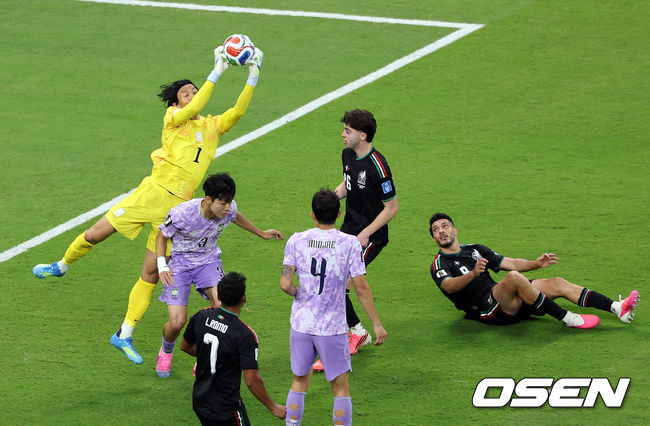 [OSEN=과달라하라(멕시코), 이대선 기자] 홍명보 감독이 이끄는 대한민국 축구대표팀은 19일 오전 10시(이하 한국시간) 멕시코 과달라하라의 에스타디오 과달라하라에서 열린 2026 국제축구연맹(FIFA) 북중미 월드컵 조별리그 A조 2차전에서 멕시코에 0-1로 패했다.이로써 한국은 1승 1패, 승점 3으로 멕시코(승점 6)에 이어 조 2위가 됐다. 체코와 남아프리카공화국이 나란히 승점 1에 머물러 있는 만큼 한국은 남아공과 최종전에서 무승부만 거둬도 조 2위를 확보할 수 있다.후반 대한민국 김승규가 패스를 막아내는 과정에서 이기혁과 충돌하고 있다. 2026.06.19 /sunday@osen.co.kr