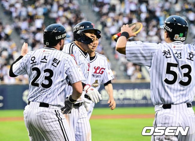 [OSEN=잠실, 조은정 기자]20일 서울 잠실야구장에서 ‘2026 신한 SOL Bank KBO리그’ LG 트윈스와 두산 베어스의 경기가 열린다.홈팀 LG는 임찬규를, 방문팀 두산은 곽빈을 선발로 내세웠다.8회말 1사 1,2루에서 LG 문보경이 중월 역전 3저 홈런을 날린 뒤 베이스를 돌고 있다.  2026.06.20 /cej@osen.co.kr
