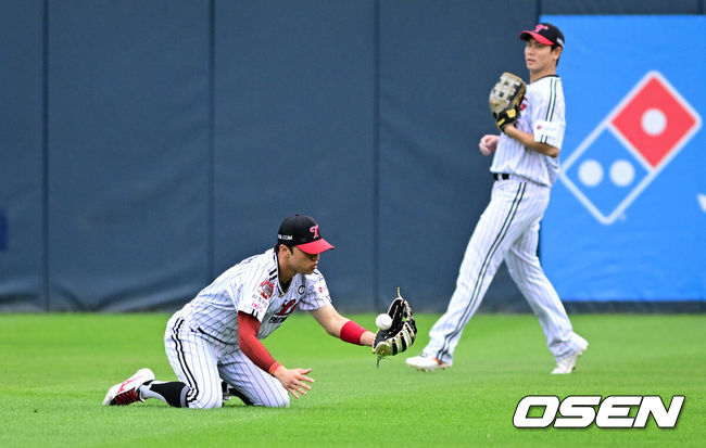 [OSEN=잠실, 조은정 기자]20일 서울 잠실야구장에서 ‘2026 신한 SOL Bank KBO리그’ LG 트윈스와 두산 베어스의 경기가 열린다.홈팀 LG는 임찬규를, 방문팀 두산은 곽빈을 선발로 내세웠다.4회초 2사 1,3루에서 LG 중견수 박해민이 두산 김민석의 외야 플라이에 호수비를 선보이고 있다. 2026.06.20 /cej@osen.co.kr