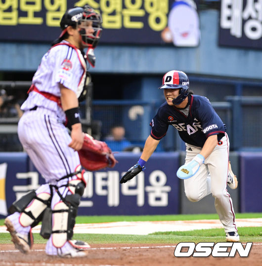 [OSEN=잠실, 조은정 기자]20일 서울 잠실야구장에서 ‘2026 신한 SOL Bank KBO리그’ LG 트윈스와 두산 베어스의 경기가 열린다.홈팀 LG는 임찬규를, 방문팀 두산은 곽빈을 선발로 내세웠다.6회초 1사 2루에서 두산 류승민의 선제 적시타에 이유찬이 득점을 올리고 있다. 2026.06.20 /cej@osen.co.kr