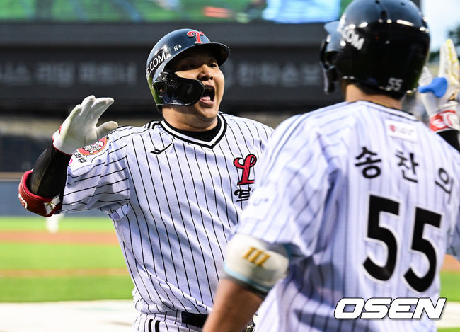 [OSEN=잠실, 조은정 기자]20일 서울 잠실야구장에서 ‘2026 신한 SOL Bank KBO리그’ LG 트윈스와 두산 베어스의 경기가 열린다.홈팀 LG는 임찬규를, 방문팀 두산은 곽빈을 선발로 내세웠다.8회말 1사 1,2루에서 LG 문보경이 중월 역전 3저 홈런을 날린 뒤 더그아웃으로 향하고 있다.  2026.06.20 /cej@osen.co.kr